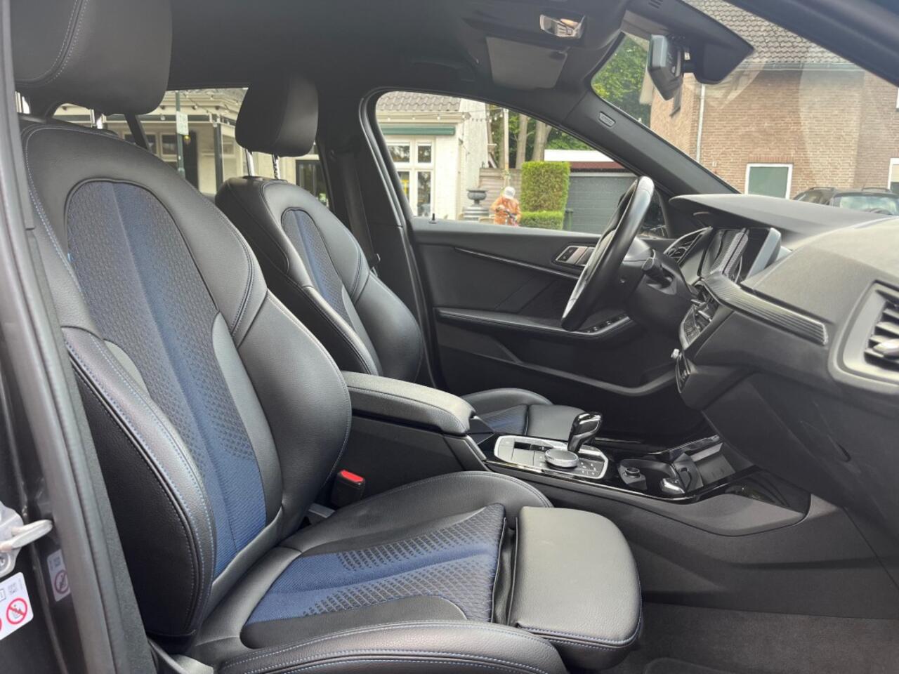 BMW 1-SERIE 120I HIGH EXECUTIVE AUTOMAAT M-PAKKET / NAVI / DAB / 17'' LMV