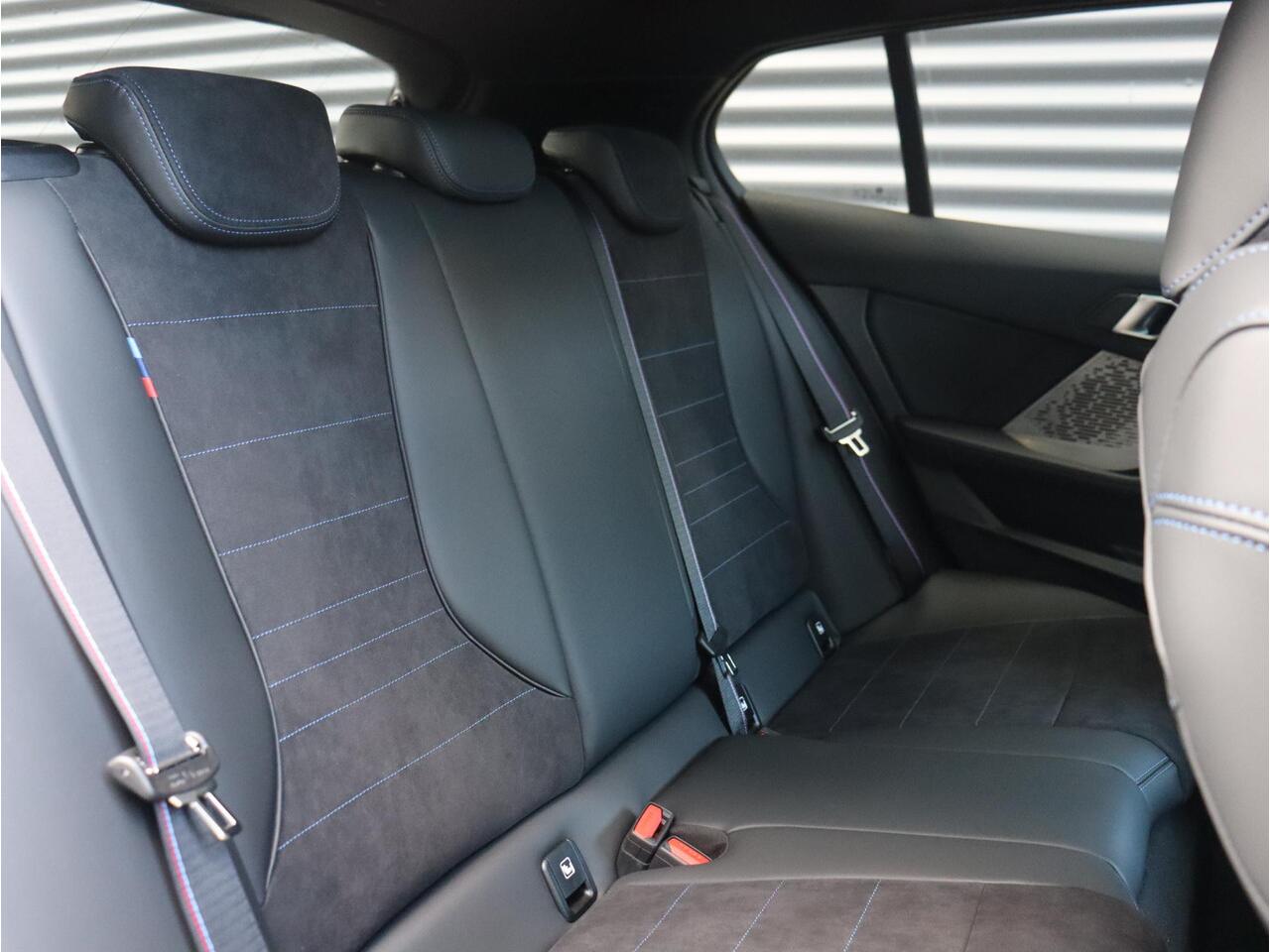 BMW 1-SERIE 5-deurs 120 | M Sportpakket Pro | Premium Pack | Panodak | Getint Glas | Comfort Access | Verwarmd Stuurwiel | Camera | 18'' LMV