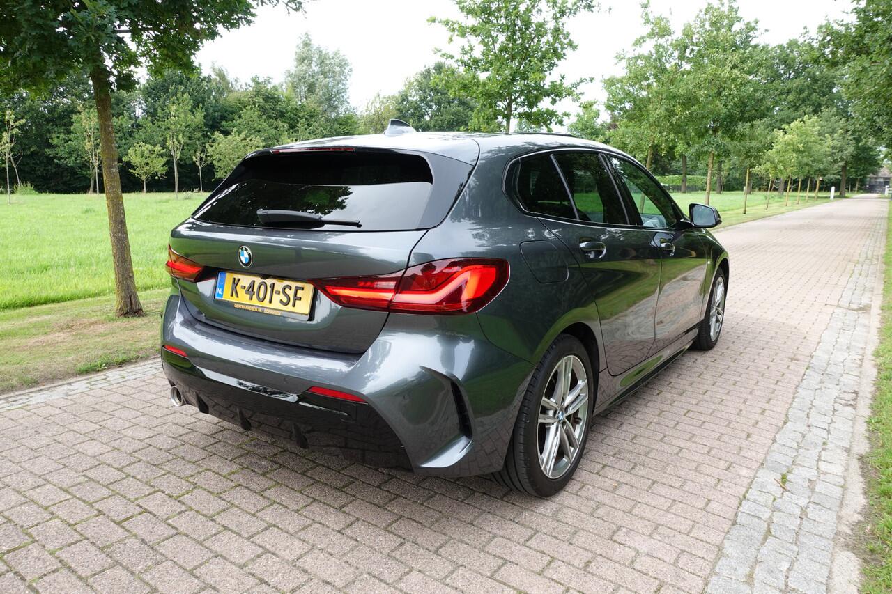 BMW 1-SERIE 118i High Executive M-Sport | Panodak | Stoelverw. | LED | DAB | Camera | BTW |