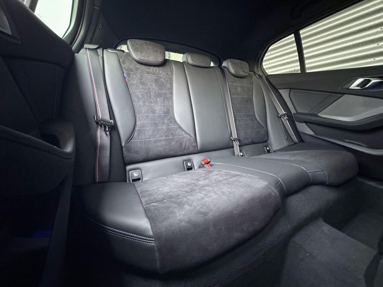 BMW 1-SERIE 120 M Sportpakket Pro / Innovation Pack / Harman Kardon / Glazen panoramadak / Stuur verwarmd