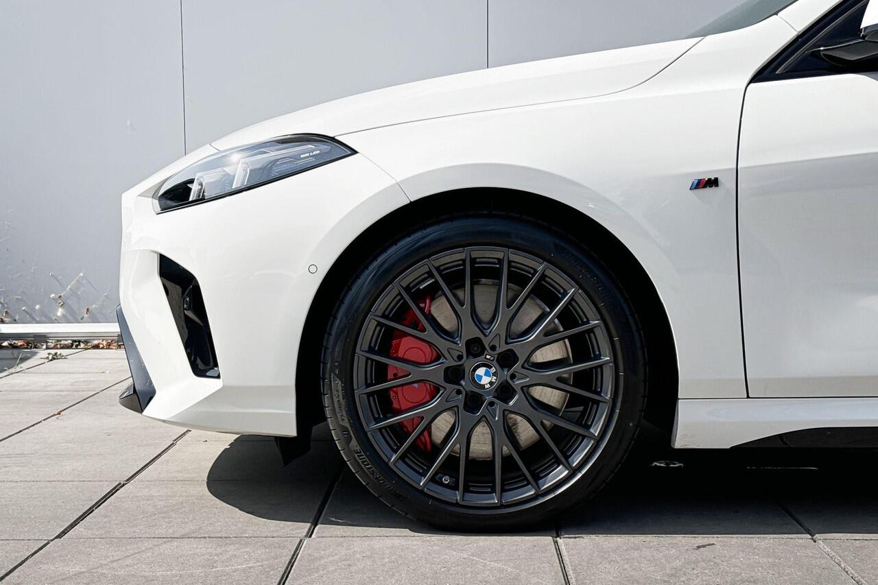 BMW 1-SERIE 120 M-Sport Pro / 19'' / Adaptieve LED koplampen / Stuurwielrandverwarming / Stoelverwarming / Comfort Acces / Getinte ramen