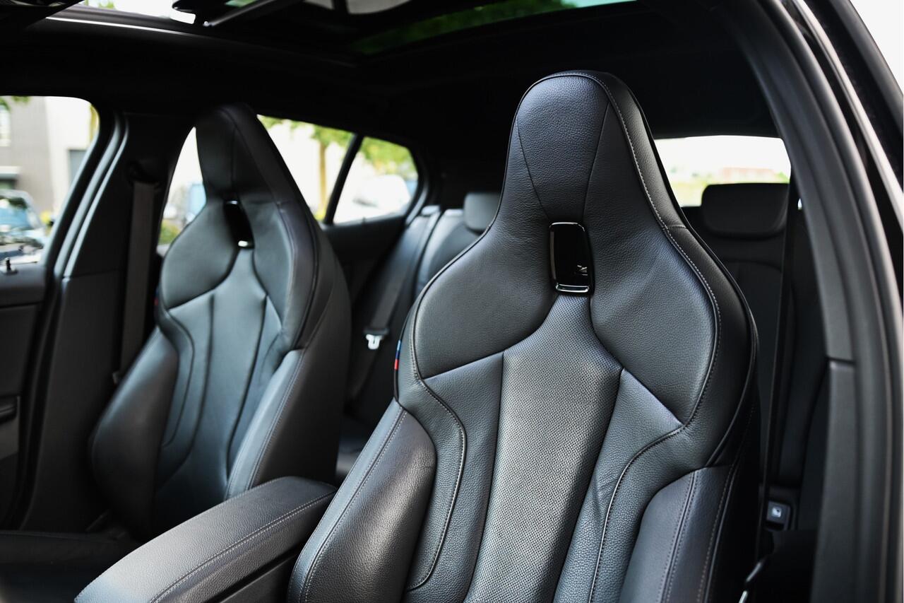 BMW 1-SERIE M135i xDrive High Executive Automaat / Panoramadak / Achteruitrijcamera / Comfort Access / M Sportonderstel / Live Cockpit Professional / Stoelverwarming