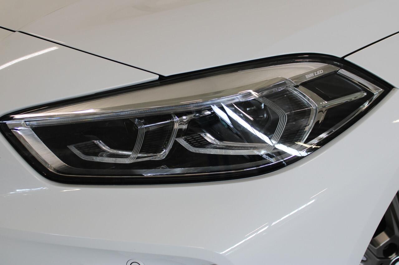 BMW 1-SERIE M135i xDrive High Executive | Akrapovic uitlaatsysteem | Cruise control | Climate control | Stoelverwarming | Apple carplay/Android auto | DAB radio | Dealer onderhouden |