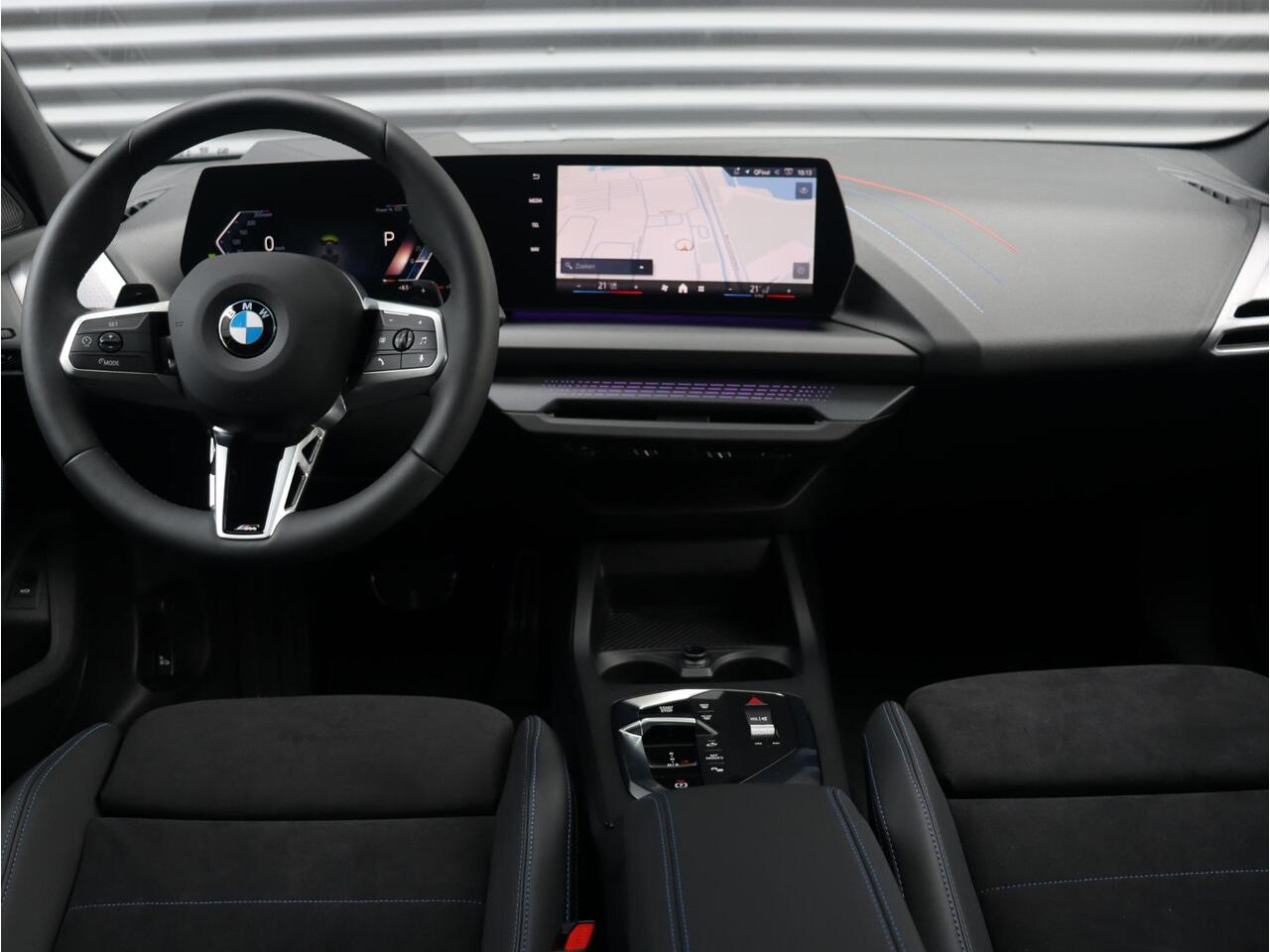 BMW 1-SERIE 120 | M Sportpakket Pro | Panodak | Harman Kardon | Head-Up | Driving Assistant Plus | Parking Assistant Plus | Elektr. Voorstoelen | Comfort Access | 19'' LMV
