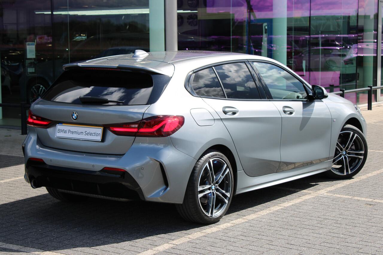 BMW 1-SERIE 118i High Executive M Sport automaat / Panoramadak / Sportstoelen / Comfort Access / LED / M Sportonderstel / Live Cockpit Professional