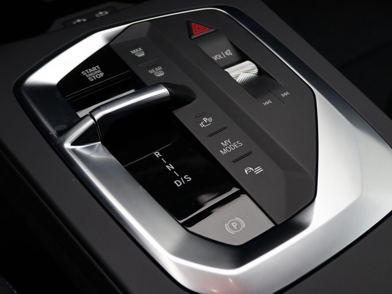 BMW 1-SERIE 120 M Sportpakket | Premium Pack | Stuurwielrand Verwarmd | Achteruitrijcamera | Driving Assistant | 19''