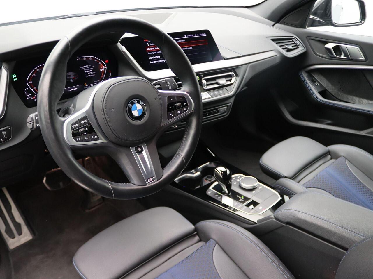 BMW 1-SERIE 5-deurs 118i Executive | M Sportpakket | Stuurwielrand verwarmd | Live Cockpit Professional | HIFI | 18"