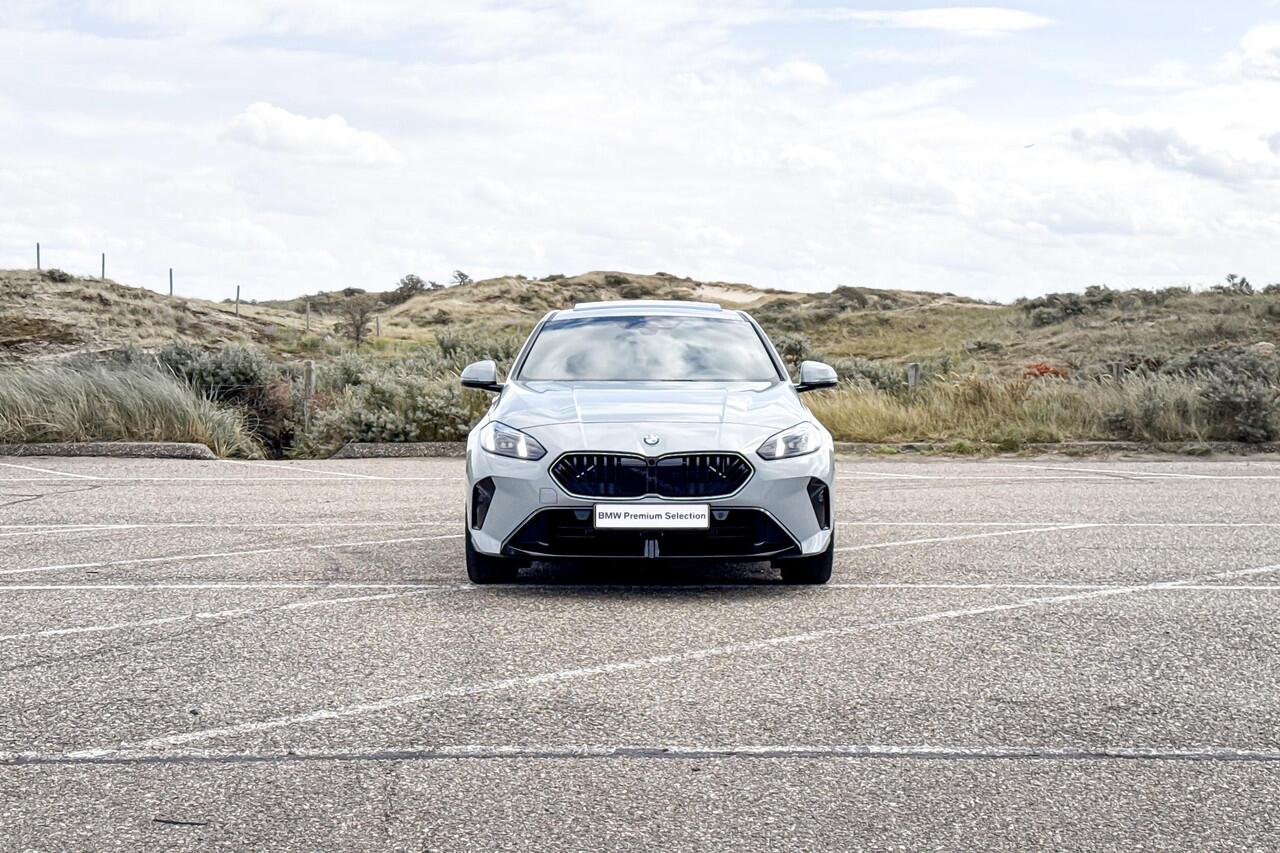 BMW 1-SERIE 120 M Sport Design Edition | M Sport | Glazen Panoramadak | Harman Kardon | Comfort Access |