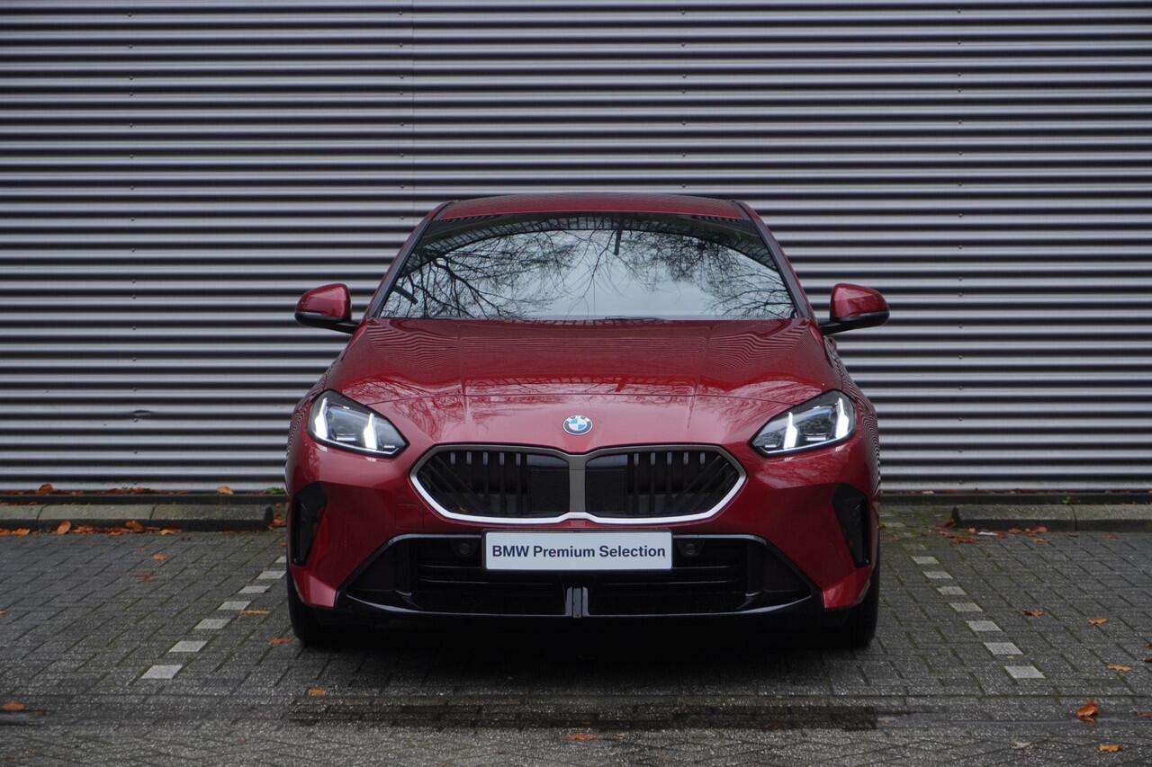BMW 1-SERIE 120 M Sportpakket | Premium Pack | 19 inch LM M Y-spaak | Extra getint glas | Driving Assistant | Parking Assistant