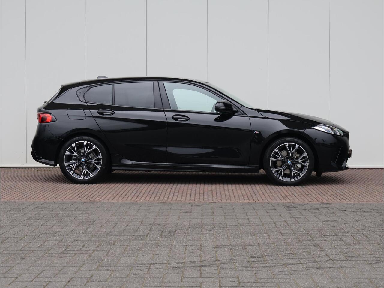 BMW 1-SERIE 120 M Sport /Camera/ Stoelverwarming/ Parkeersensoren voor én achter | 18" LM Y-Spaak | M Adaptief onderstel