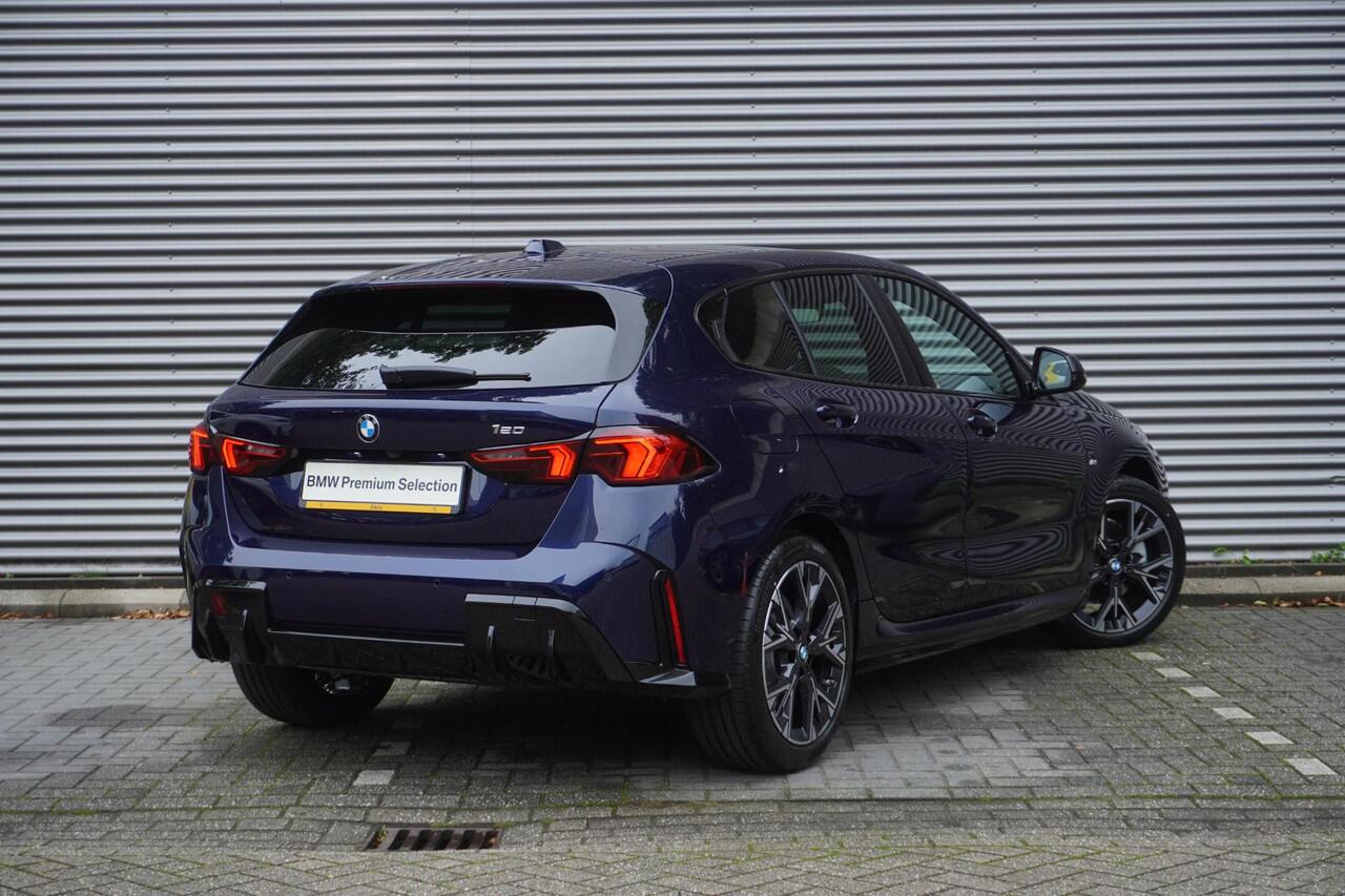 BMW 1-SERIE 5-deurs 120 M Sportpakket | Harman Kardon | Elektr. Achterklep | Draadloze Lader | Comfort Acces | Verwarmd Stuur | Verwarmde Voorstoelen