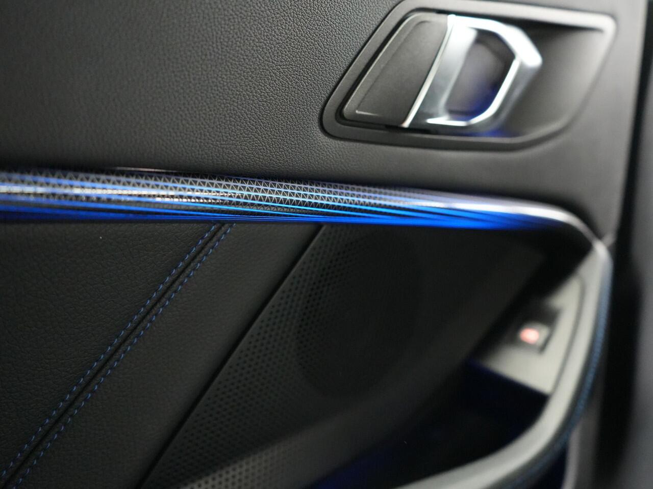 BMW 1-SERIE 120i M-Sport 179pk Dealer O.H. | Adaptive Cruise | Camera | LED Koplampen | Virtual | Apple Carplay | Sportstoelen & Stuur Verwarmd | Sfeerverlichting | Keyless | DAB |