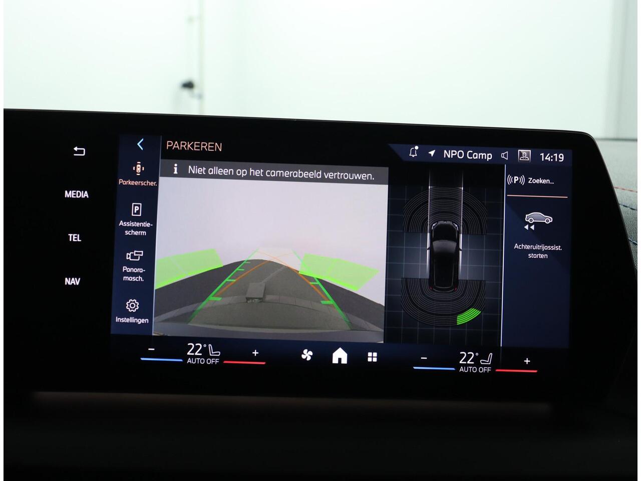 BMW 1-SERIE 120 M Sportpakket Pro | Comfort Access | Panoramadak | Harman-Kardon | M Adaptief onderstel | Adaptieve LED koplampen