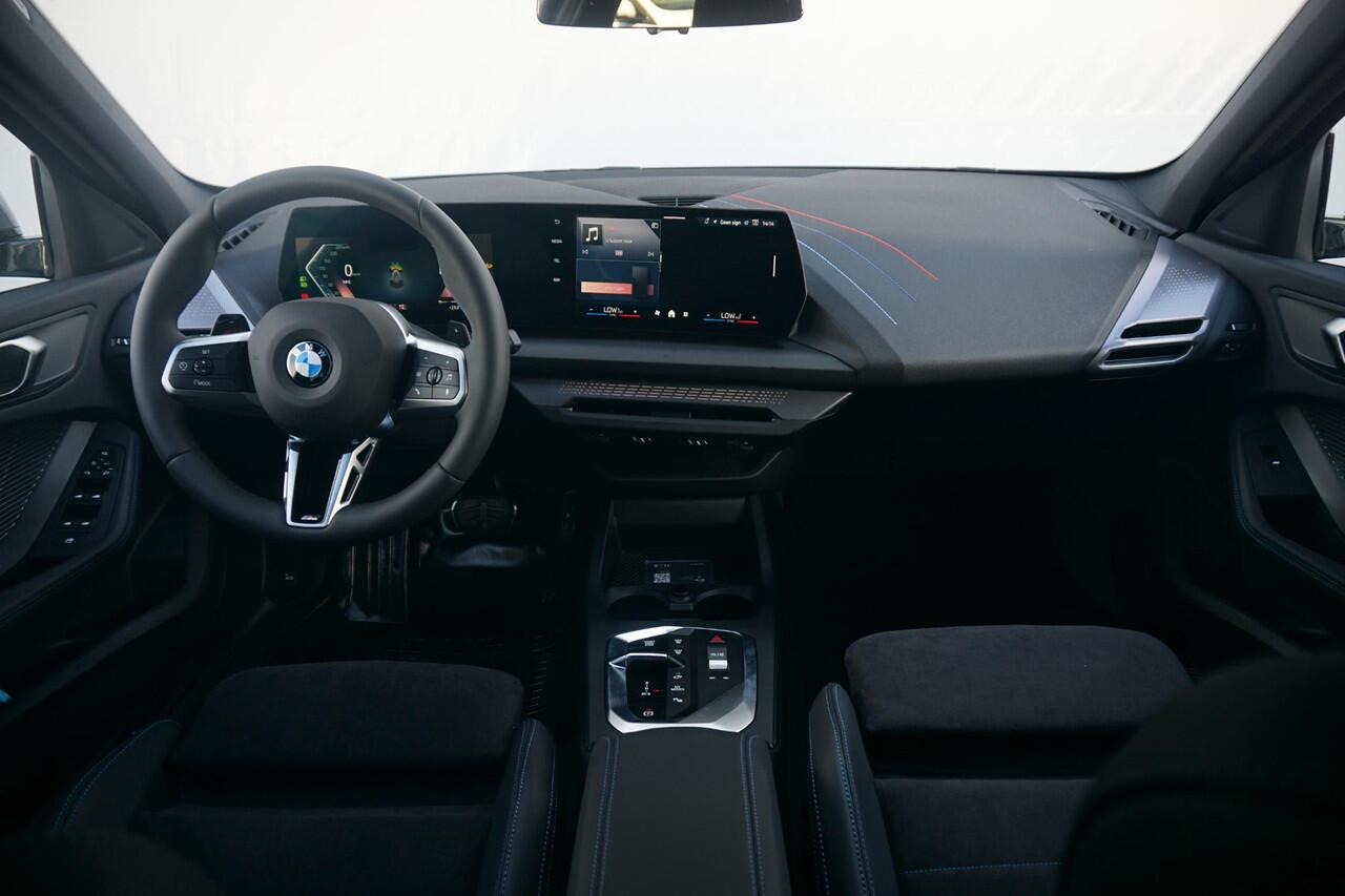 BMW 1-SERIE 120 M Sport Pro | Comfort Access / Elektrisch verwarmde voorstoelen / Sportstoelen / Achteruitrijcamera