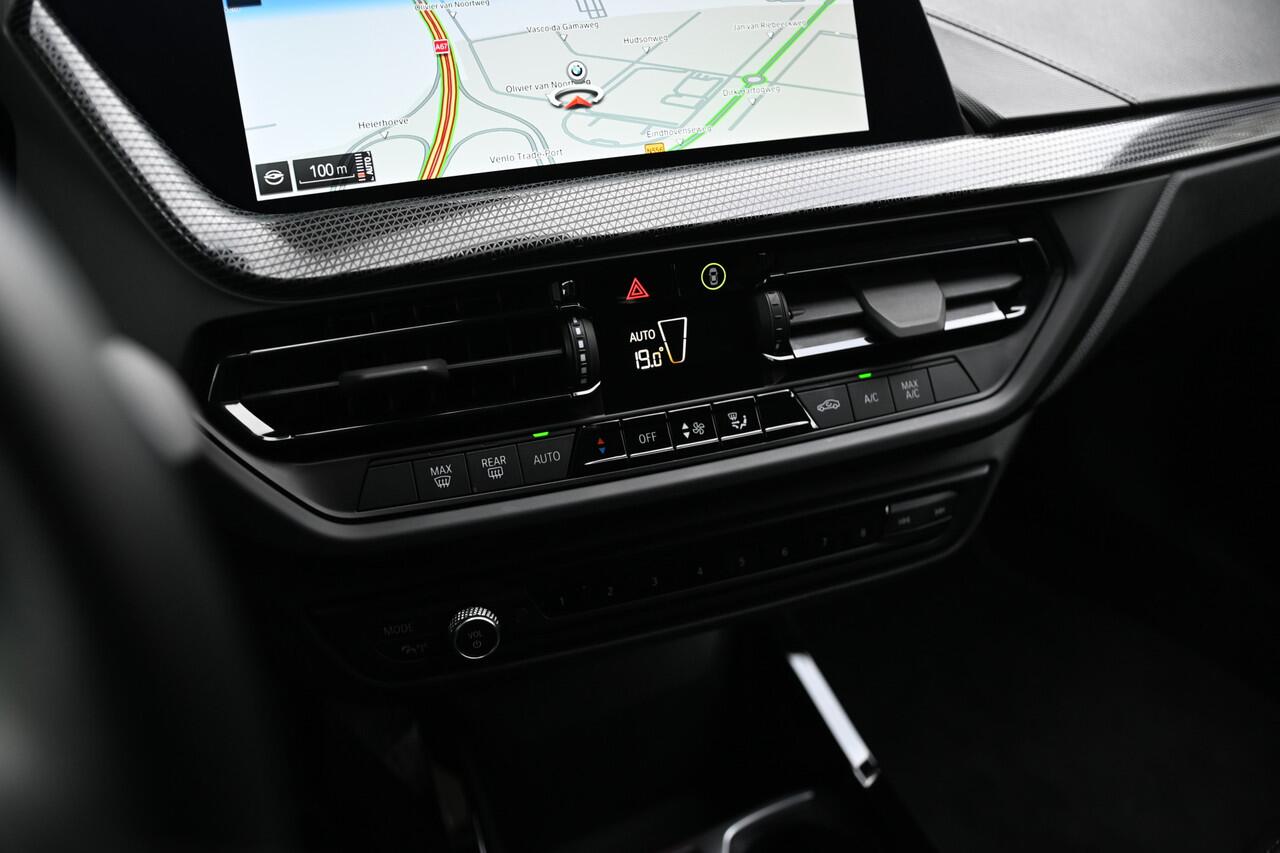 BMW 1-SERIE 118i Sport Line Automaat / Trekhaak / Sportstoelen / LED / Live Cockpit Professional / Cruise Control / PDC