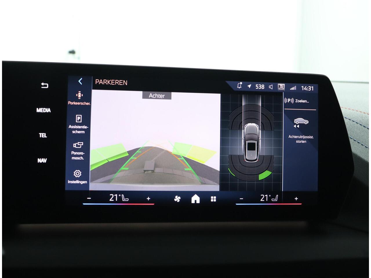 BMW 1-SERIE 120 M Sportpakket Pro | Comfort Access | Panoramadak | Harman-Kardon | M Adaptief onderstel | Adaptieve LED koplampen