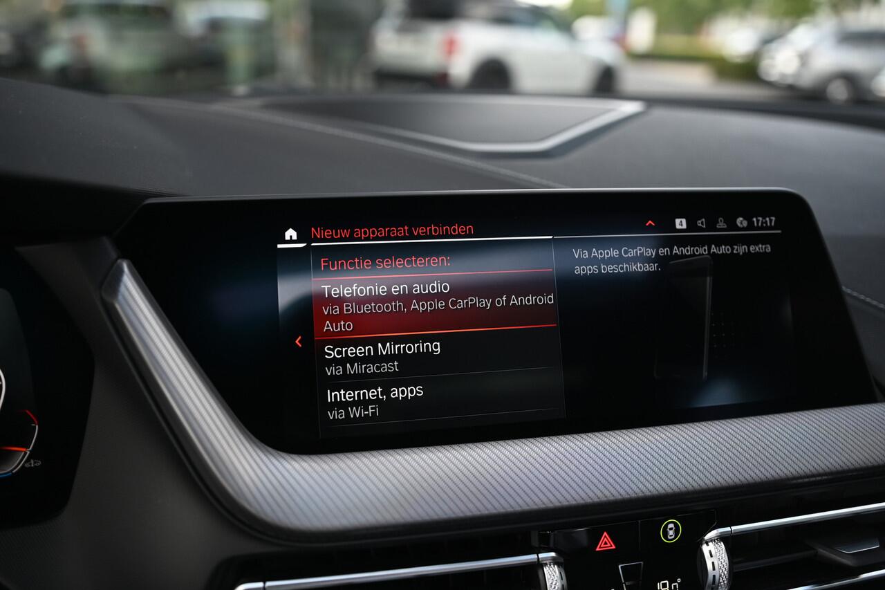 BMW 1-SERIE M135i xDrive High Executive Automaat / Panoramadak / Achteruitrijcamera / Comfort Access / M Sportonderstel / Live Cockpit Professional / Stoelverwarming