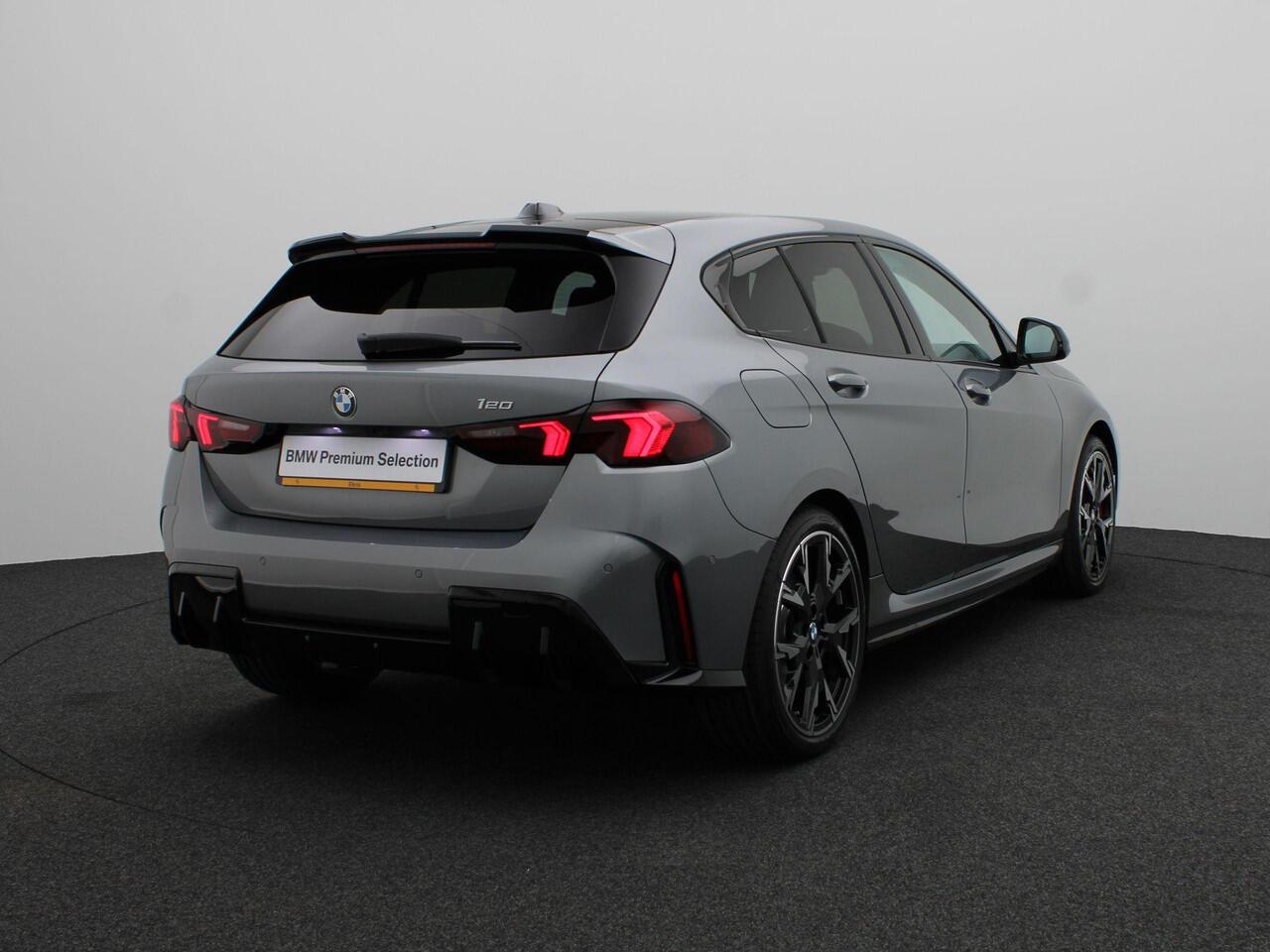 BMW 1-SERIE 120 M Sportpakket Pro | Premium Pack | Comfort Access | Driving Assistant | Parking Assistant | Harman Kardon | 19''