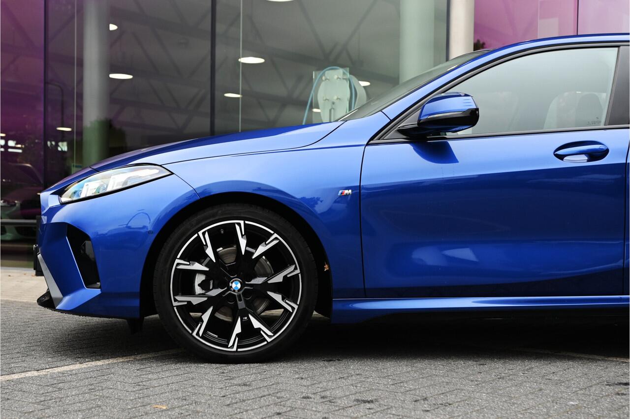 BMW 1-SERIE 120 M Sport Automaat / Sportstoelen / Achteruitrijcamera / M Adaptief onderstel / Adaptieve LED / Stoelverwarming