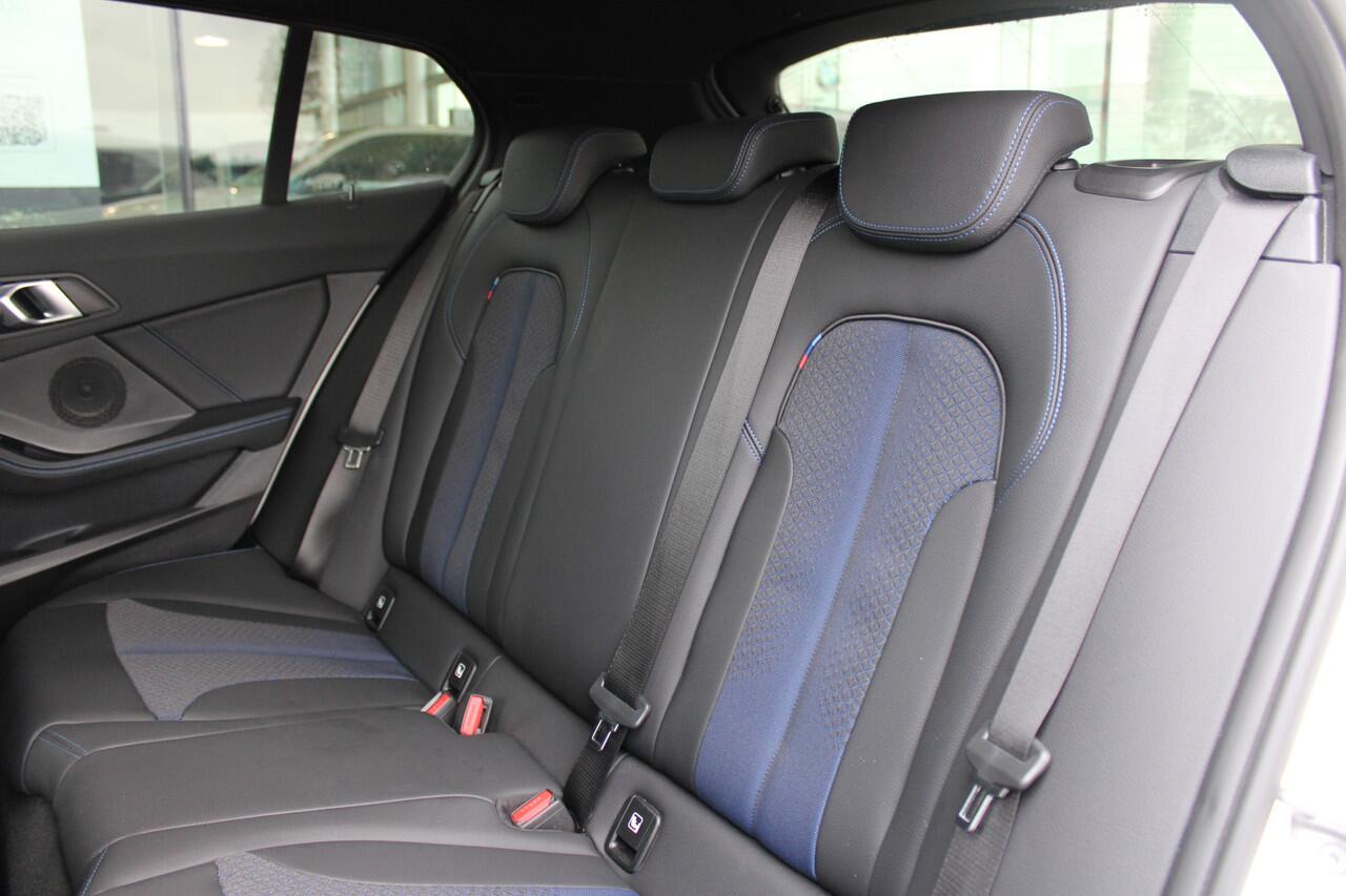 BMW 1-SERIE 118i M Sport Automaat / Sportstoelen / LED / M Sportonderstel / Live Cockpit Professional / Cruise Control / PDC