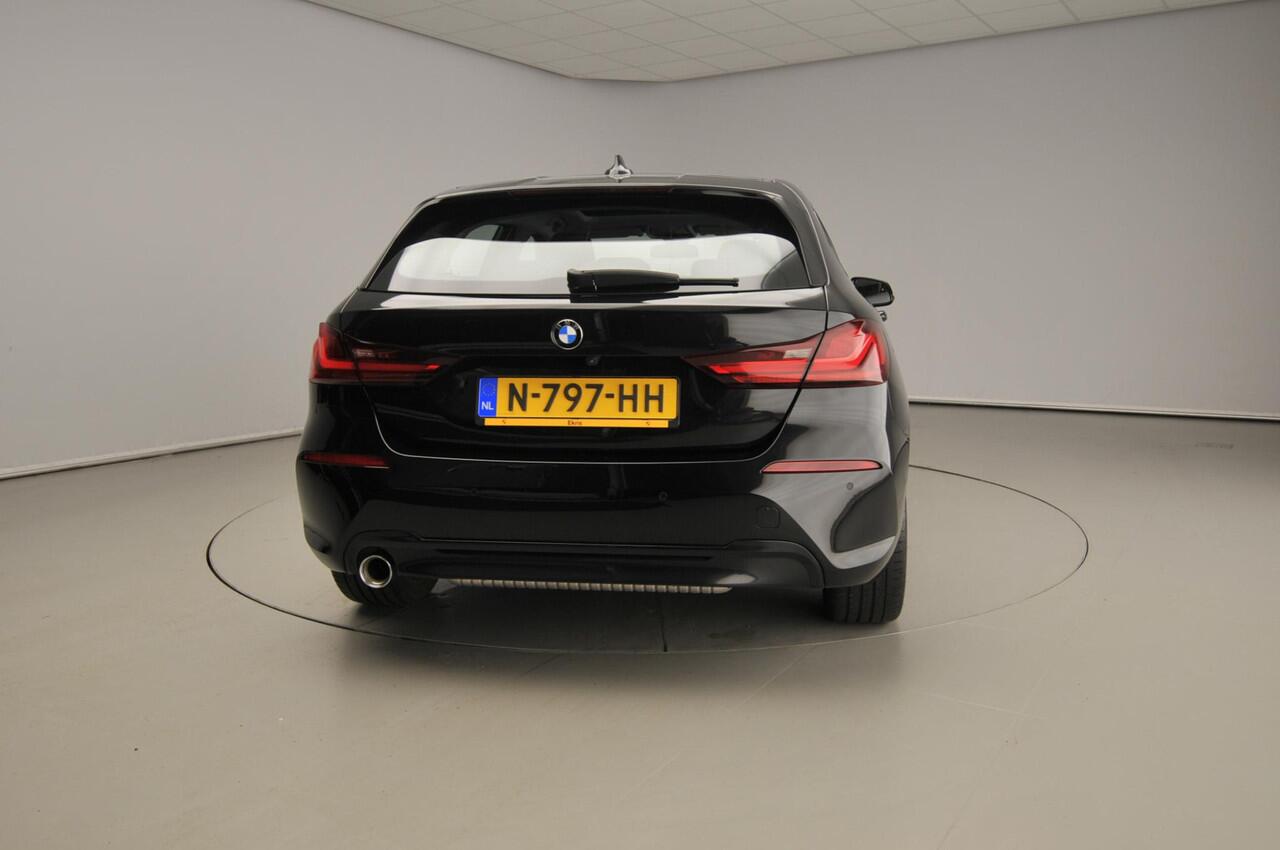 BMW 1-SERIE 5-deurs 118i | LED | Leder | HUD | Schuifdak | Active cruise | Stoelverwarming | DAB | Hifi speakers | Alu 17 inch