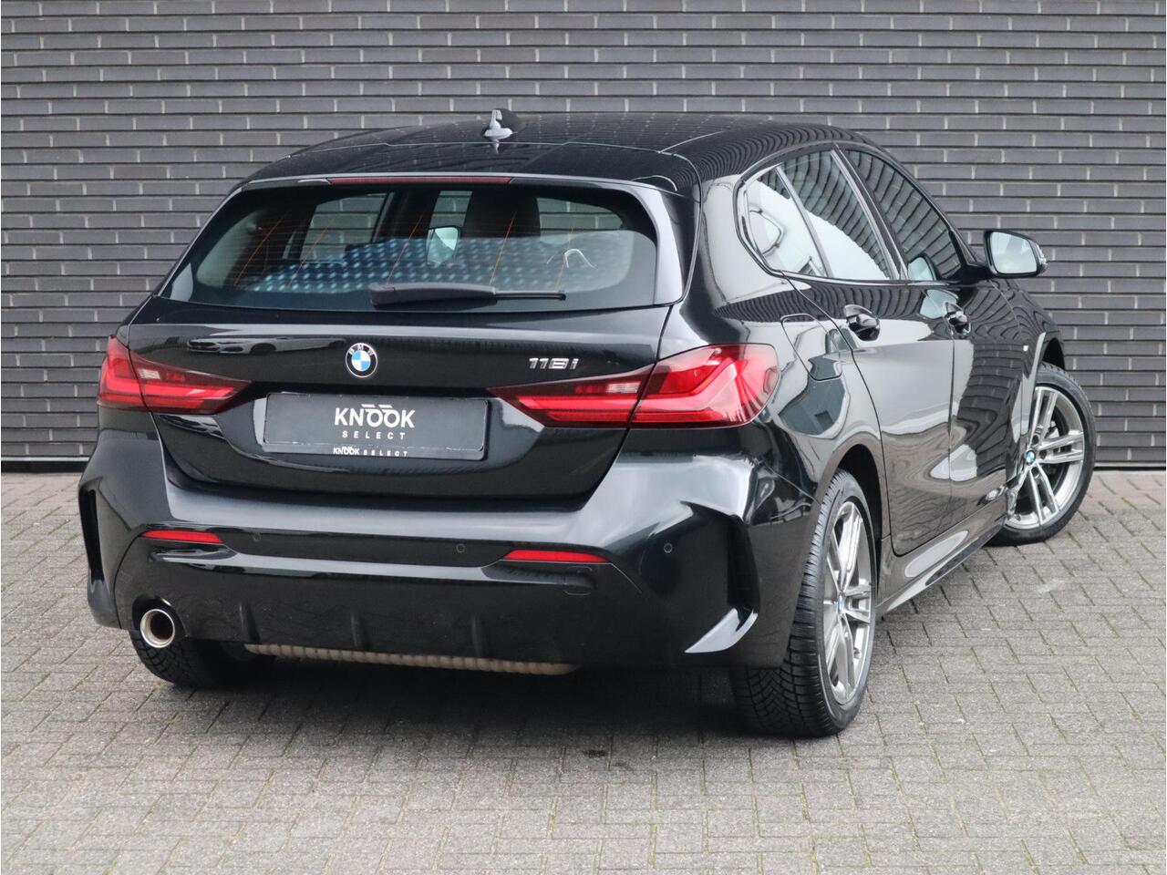 BMW 1-SERIE 118i High Executive M Sport Pakket Automaat / Live Cockpit Professional / Leder / Hifi / Stoelverwarming / 17 Inch / Adaptieve LED-koplamp / DAB / Parkeersensoren / Lichtpakket