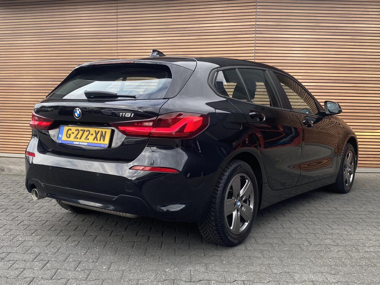 BMW 1-SERIE 118i Executive Edition Lm velgen / Navigatie / Carplay