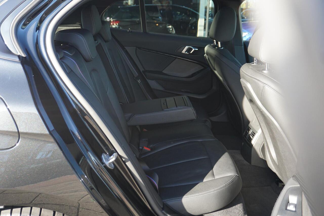 BMW 1-SERIE M135i xDrive High Executive Np. ¤ 75k | ACC | PANO | H&K | elct. stoelen