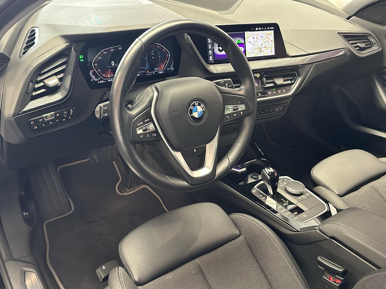 BMW 1-SERIE 120 M SPORT DESIGN EDITION NAVIGATIE CRUISE CONTROL STOEL EN STUURVERWARMING PANORAMA SCHUIF/KANTELDAK BLUETOOTH TELEFOON APPLE CARPLAY/ANDROID RIJSTROOKSENSOREN PDC ZEER MOOI !! 3010