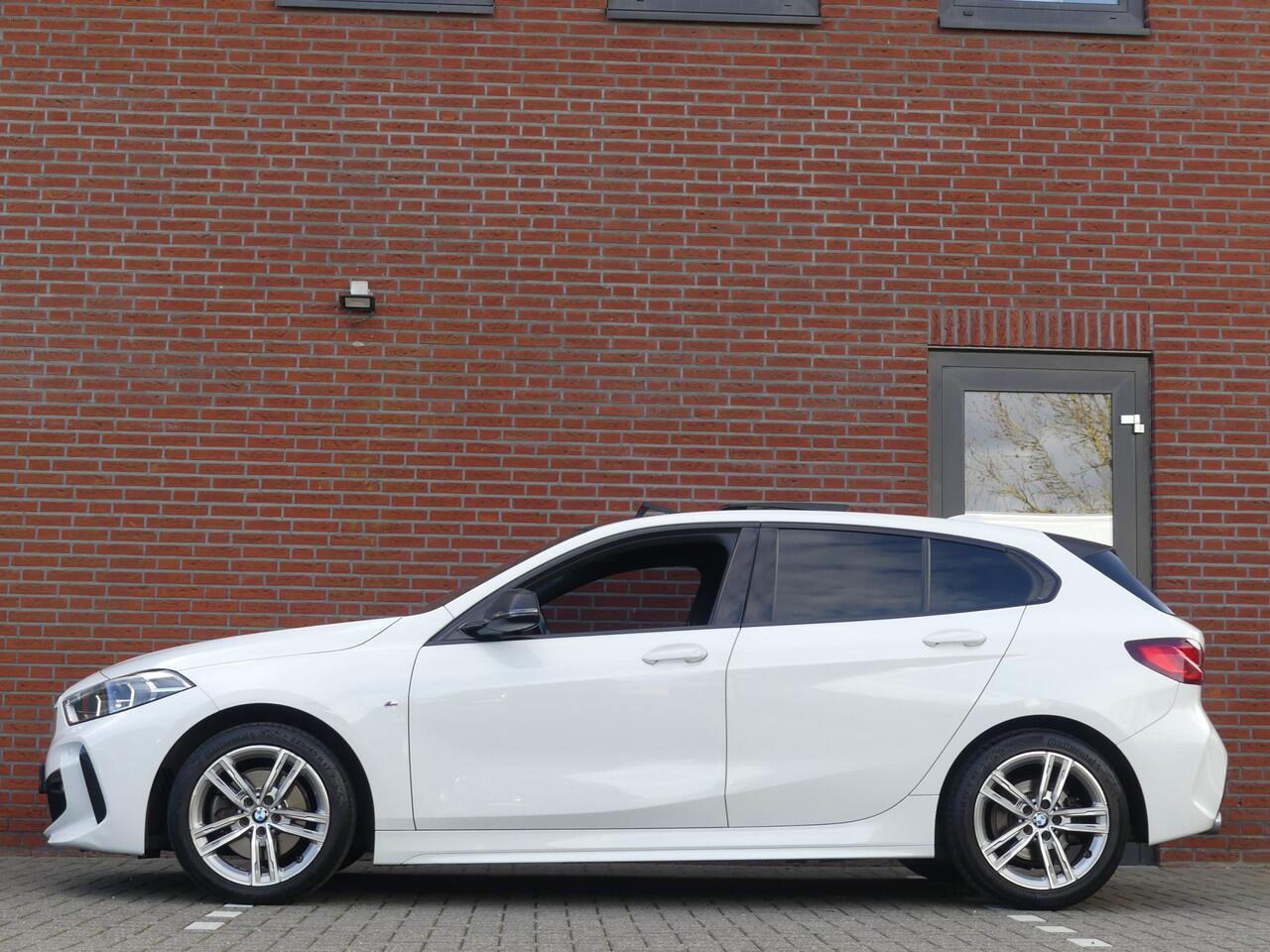 BMW 1-SERIE 118i High Executive / M-Sport / Panodak / Sfeer