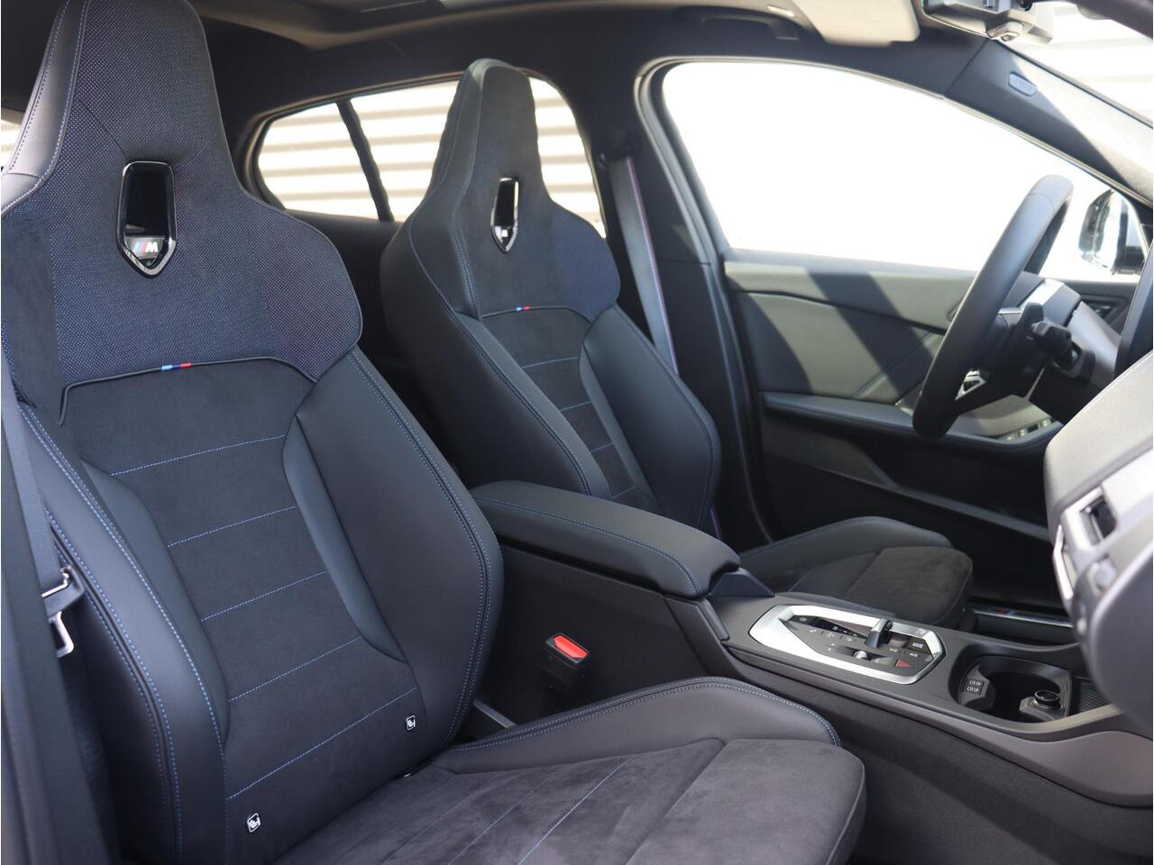 BMW 1-SERIE 5-deurs 120 | M Sportpakket Pro | Innovation Pack | Trekhaak | Panodak | Driving Assistant Plus | Elektr. Achterklep | Head-Up | Comfort Acces | 19'' LMV