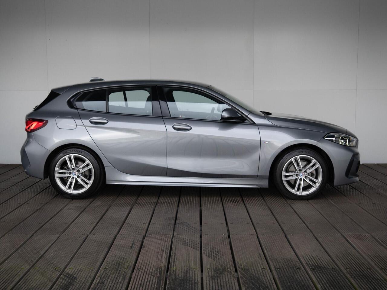 BMW 1-SERIE 5-deurs 118i | M Sportpakket | 17 inch | Sportstoelen | Cruise Control | Lichtpakket | Live Cockpit Professional