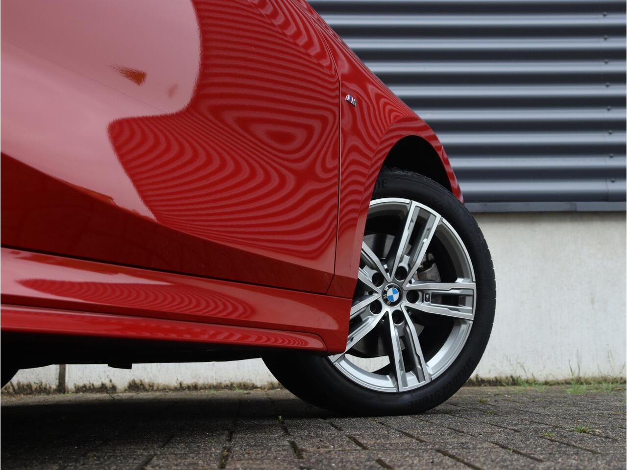 BMW 1-SERIE 5-deurs 118i | Executive | M Sportpakket | Climate Control | Apple Carplay | Parkeersensoren | Sportstoelen | Uitgebreide Shadowline | 17'' LMV