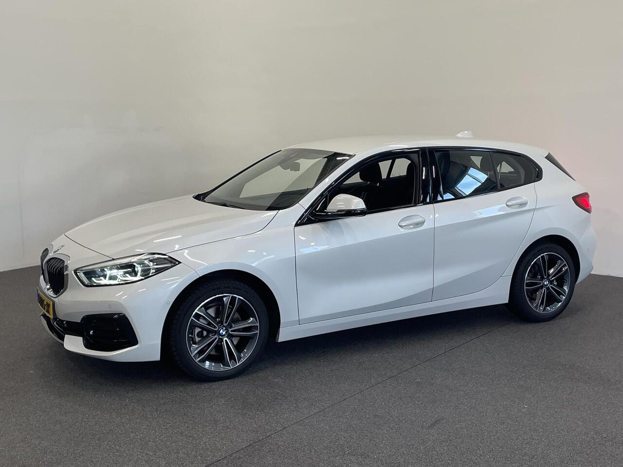 BMW 1-SERIE 118i Sportline Business Edition Aut. Navigatie Apple Carplay/Android Auto Camera Parkeersensoren Cruise Control Virtual Cockpit Sfeerverlichting Ledverlichting Climate Control Lichtmetalen velgen