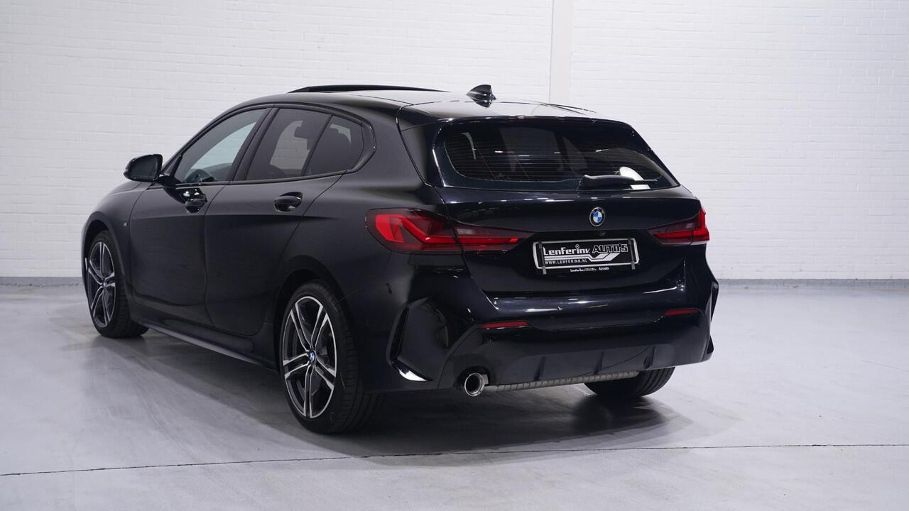BMW 1-SERIE 118i M Sport Panoramadak Apple Carplay Camera PDC v+a Ambienteverlichting Led koplampen