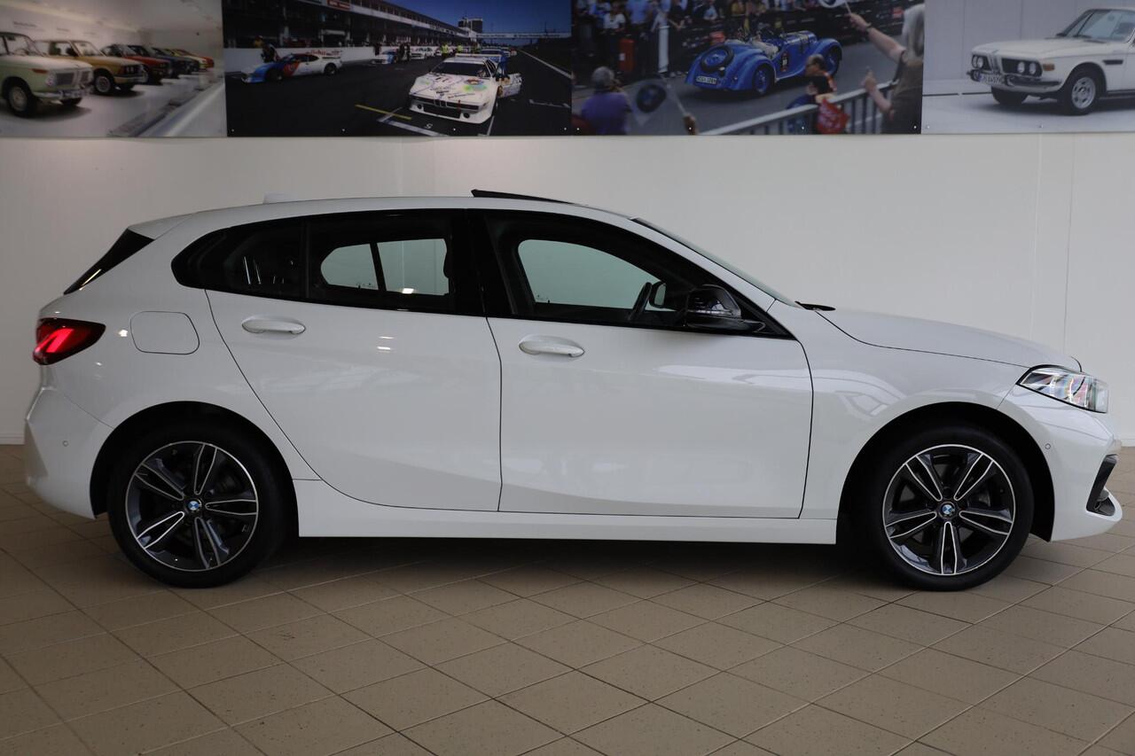 BMW 1-SERIE 118i Executive Edition | Sportstoelen | Driving Assistant | Voorstoelen Verwarmd | Elektrisch Glazen Panorama-dak