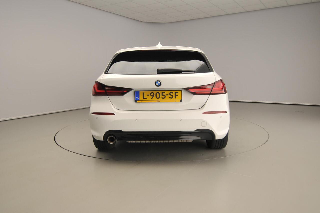 BMW 1-SERIE 5-deurs 118i | LED | Navigatie | Sportstoelen | Clima | Cruise controle | PDC | DAB | Alu 17 inch