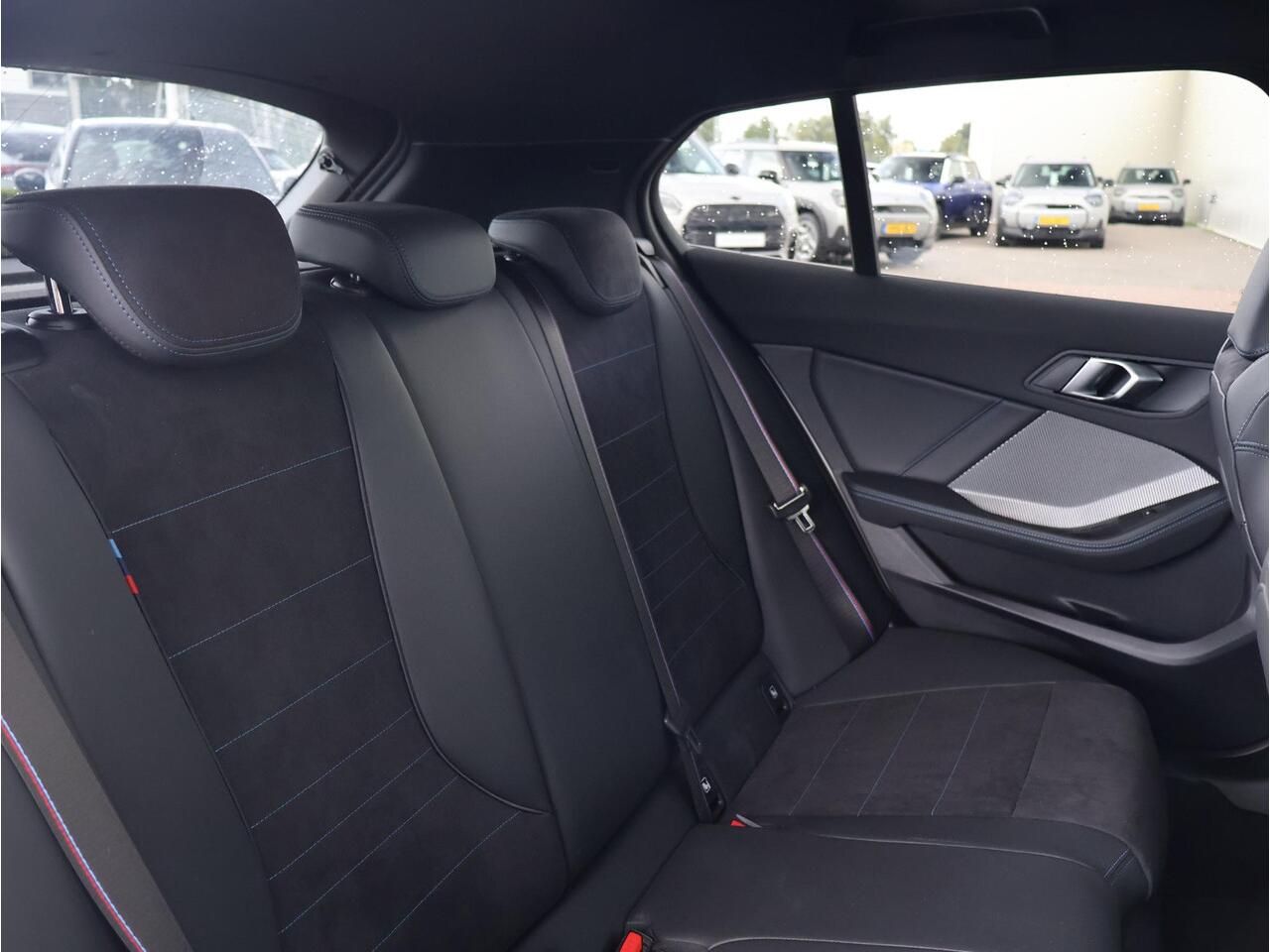 BMW 1-SERIE 120 M Sportpakket Pro / Premium Pack / Harman Kardon / Extra Getint Glas / 19'' M-Performance / M-Performance frontsplitter / | Ekris Selection