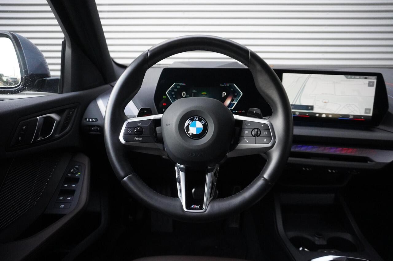 BMW 1-SERIE 120 M Sportpakket | Alarmsysteem klasse 3 | Comfort Access | Elektrisch verstelbare stoelen | Driving Assistant | Parking Assistant Plus | BMW Head-Up Display
