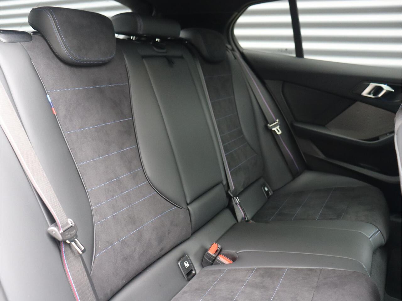 BMW 1-SERIE 5-deurs 120 | M Sportpakket Pro | Panodak | Harman Kardon | Getint Glas | Comfort Access | Driving Assistant Plus | Elektr. Achterklep | 19'' LMV