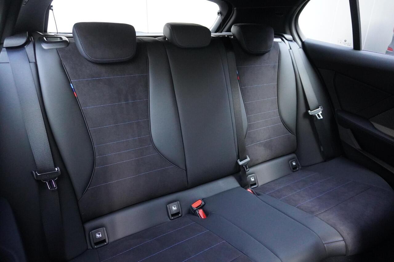 BMW 1-SERIE 120 M Sportpakket | Stuurwielrand verwarmd | Harman-Kardon sound system | BMW Head-Up Display | Parking Assistant Plus | Extra getint glas in achterportierruiten en achterruit