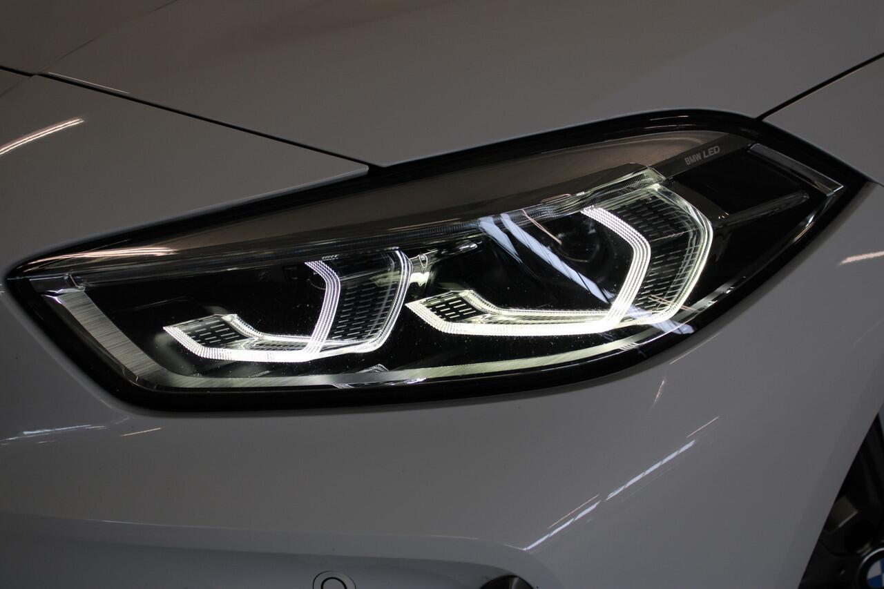 BMW 1-SERIE M135i xDrive High Executive | Akrapovic uitlaatsysteem | Cruise control | Climate control | Stoelverwarming | Apple carplay/Android auto | DAB radio | Dealer onderhouden |