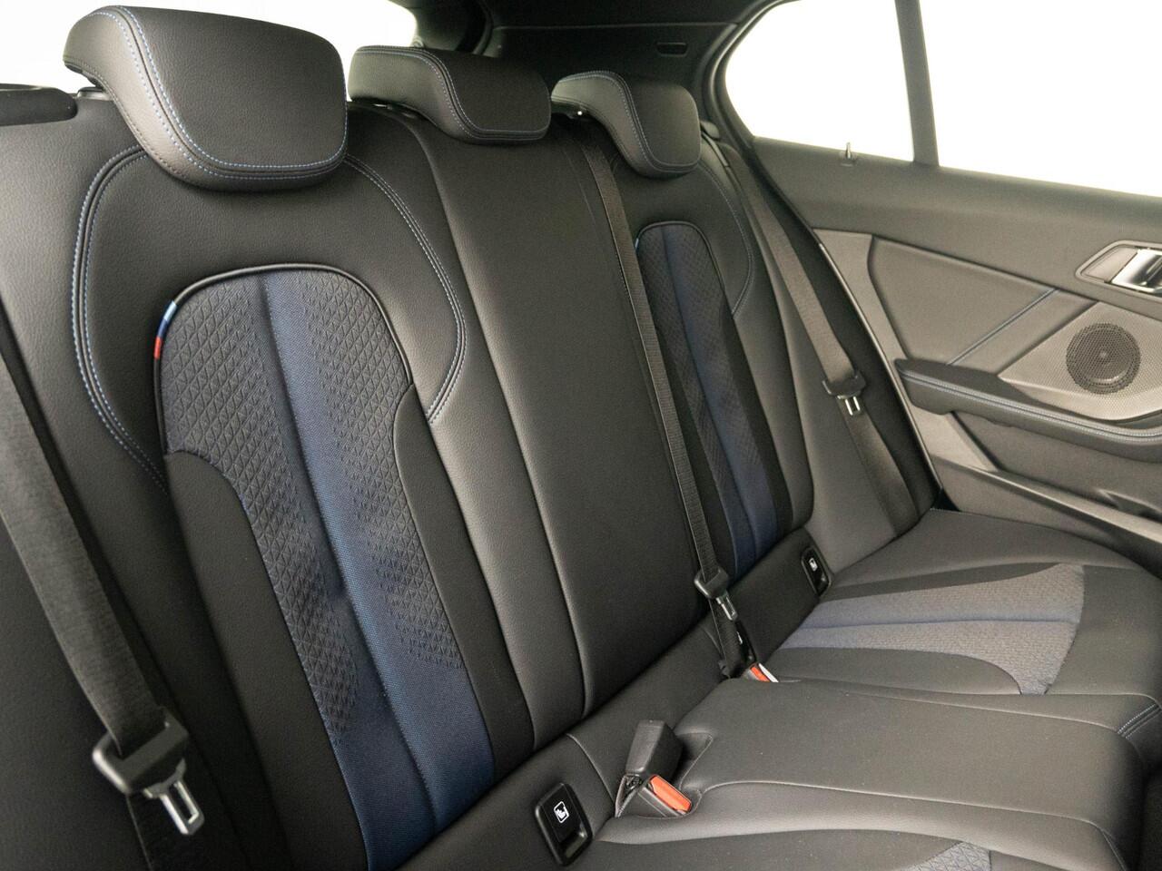 BMW 1-SERIE 5-deurs 118i | M Sportpakket | 17 inch | Sportstoelen | Cruise Control | Lichtpakket | Live Cockpit Professional