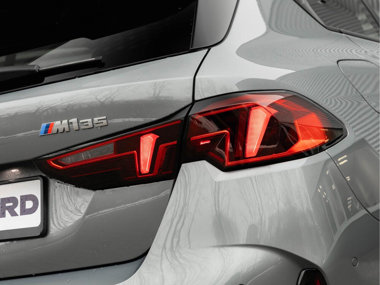 BMW 1-SERIE M135 xDrive - Pano - Driving Ass - Harman Kardon - Camera