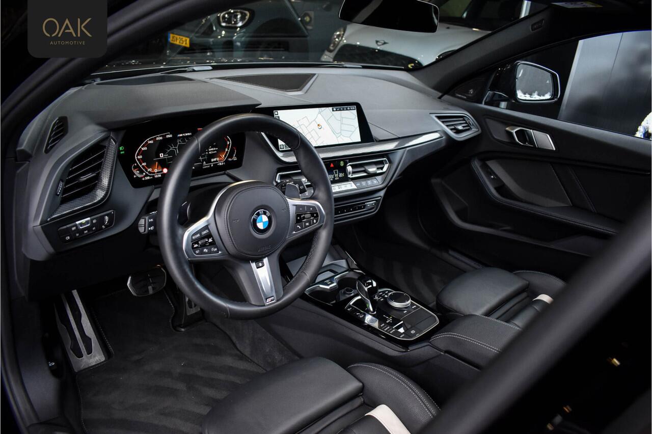 BMW 1-SERIE M135i xDrive | Live Cockpit | Panorama | Schaalstoelen | Memory | H&K | Head-Up | ACC | 19"LM | Saphire Zwart