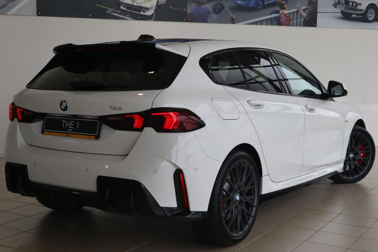 BMW 1-SERIE 123 xDrive 5-deurs | M Sportpakket Pro | Alcantara | Head-Up | Harman Kardon | Adaptieve Cruise Control | 360 Camera | Stoel & Stuurwielverwarming | Dodehoekdetectie | Comfort Access | Adaptieve LED