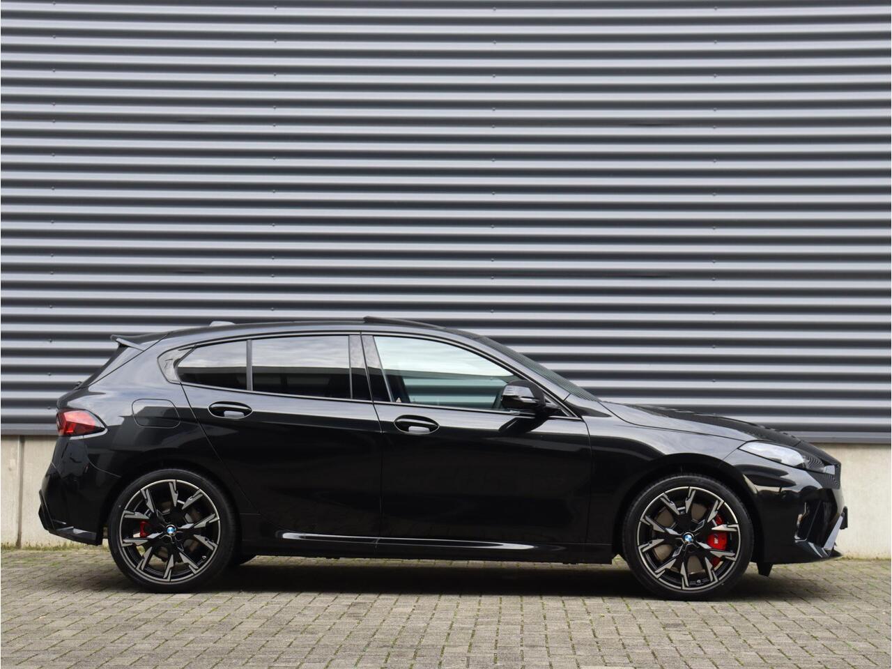 BMW 1-SERIE 120 | M Sportpakket Pro | Panodak | Harman Kardon | Driving Assistant | Achteruitrijcamera | Comfort Access | 19'' LMV