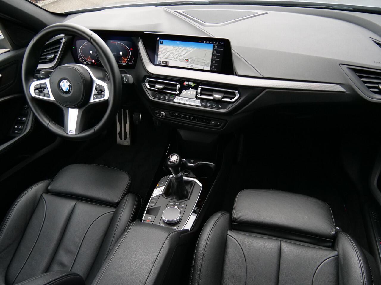 BMW 1-SERIE 116i Business Edition Plus 109 Pk Navigatie / Apple Carplay / Camera / Leer / DAB