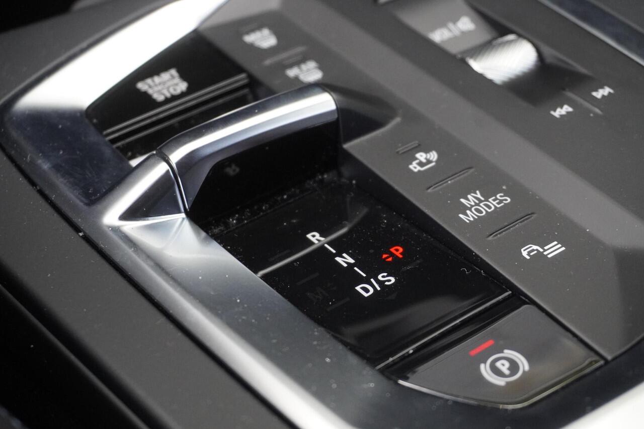 BMW 1-SERIE 120 M Sportpakket | 18 inch LM M Y-spaak | Parking Assistant | M Adaptief onderstel | Elektrisch verwarmde voorstoelen