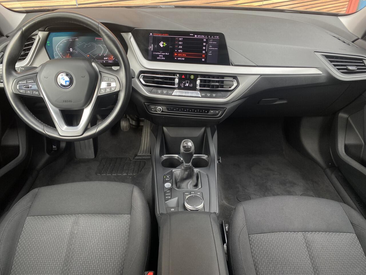 BMW 1-SERIE 118i Executive Edition Lm velgen / Navigatie / Carplay